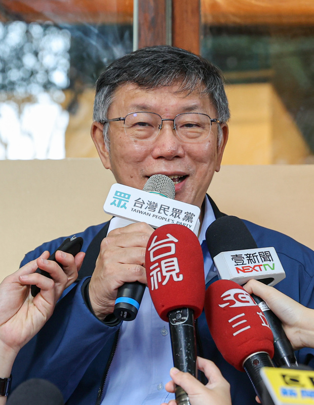 合體黃珊珊揮毫 柯文哲：2月回基金會專心處理黨務
