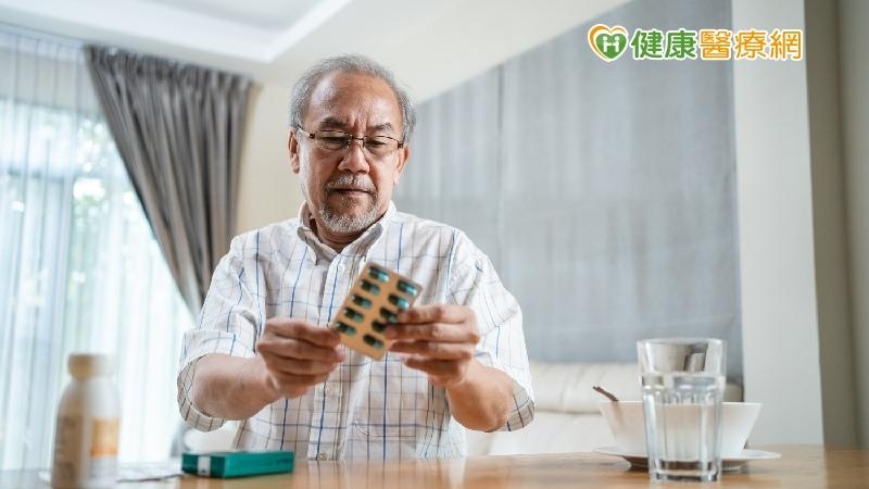 長輩怕吃藥傷胃、傷腎、有毒！醫師教突破用藥盲點