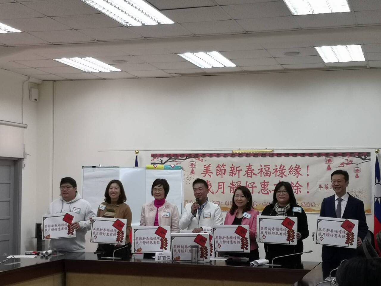 初二立委大團圓 齊聚國會玩桌遊「傳情畫意」