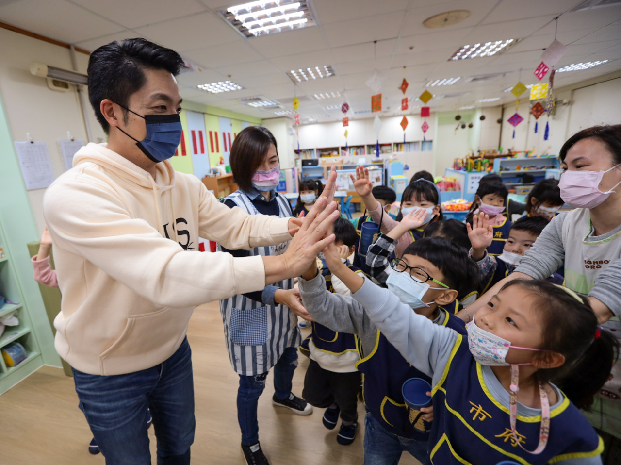 「萬安叔叔」到幼兒園當孩子王 向小朋友介紹「三寶」