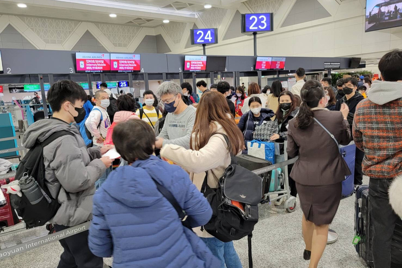 春節將至桃機湧人潮  預估今出入境逾6萬人
