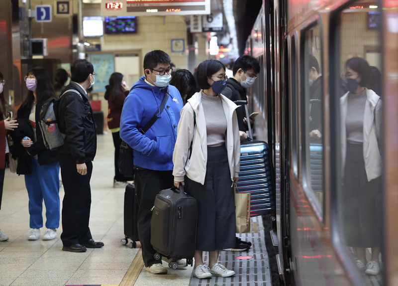 台灣燈會台北登場 台鐵加開並延駛區間車