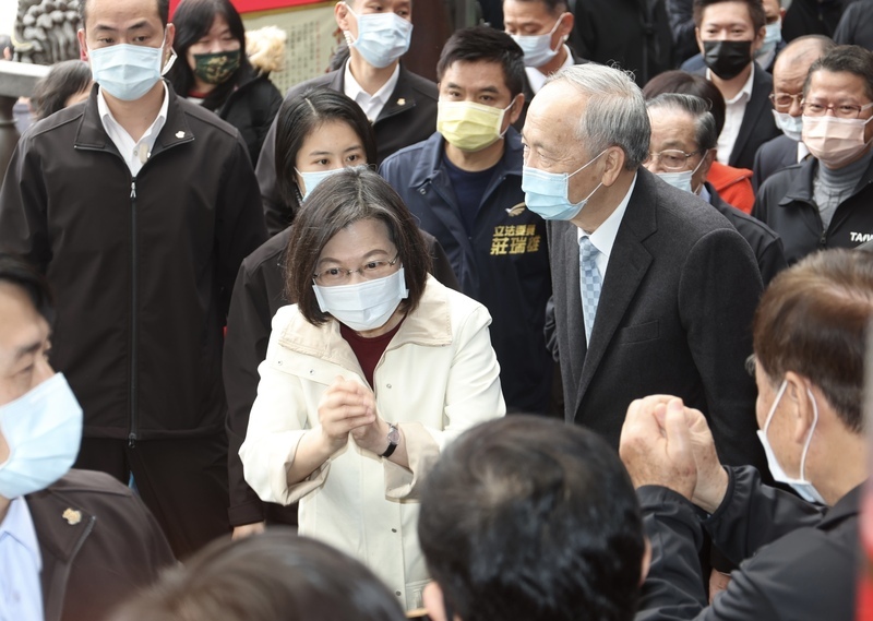 蔡總統年初一參香發福袋 未回應內閣人事