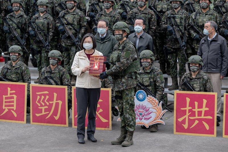 慰勉陸軍 總統：訓練愈貼近實戰愈能自衛