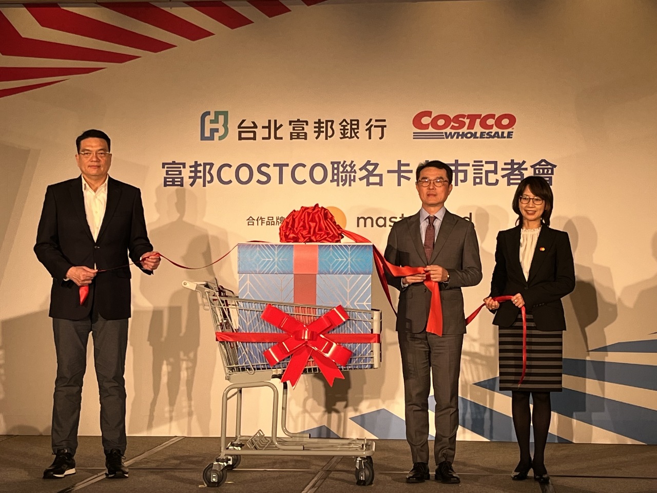 逾250萬張的信用卡將全面換發 銀行為何卯足全力搶？