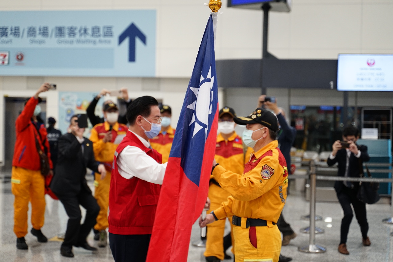 台搜救隊馳援土耳其重災區 微博網友：功德無量