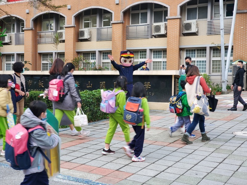 開學日 北市入校前先量體溫情況順暢