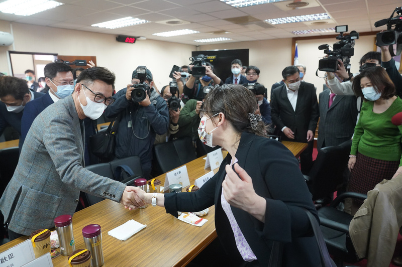 駐美代表蕭美琴與立委茶敘 在野黨盼轉達不同意見