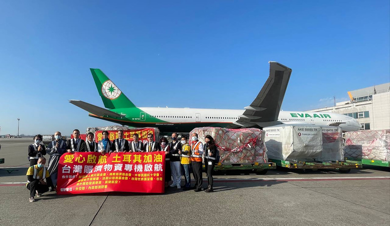 長榮專機出發接回搜救隊 17噸物資直送土耳其