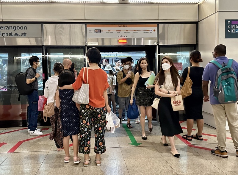 新加坡鬆綁大眾運輸口罩令 多數民眾仍繼續戴