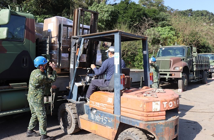 國軍支援慈濟 助搬運土耳其賑災物資