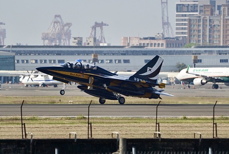 韓國黑鷹特技隊過境高雄機場  航空迷搶拍