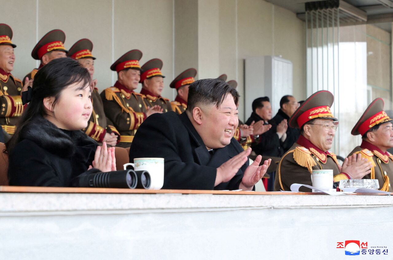 愛女再次露面 金正恩帶女兒看球賽