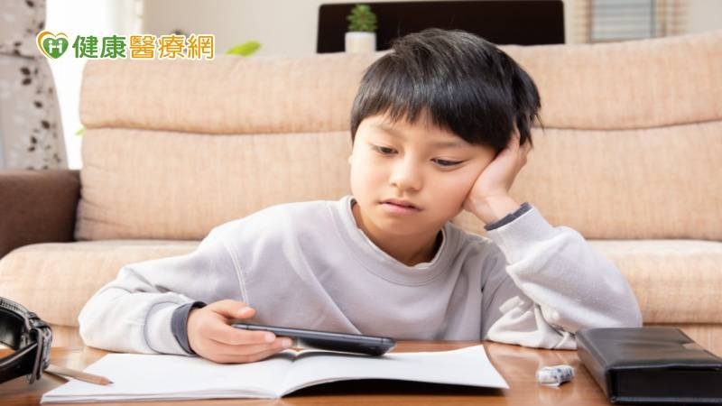 孩子放假沉迷3C恐害上課坐不住！專家１招解救