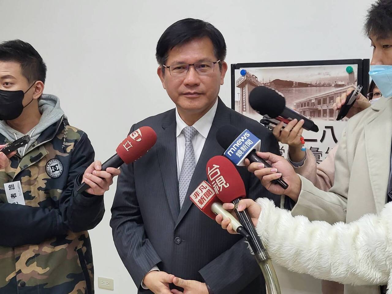 朱立倫228和平紀念碑獻花 林佳龍：應以行動實現轉型正義