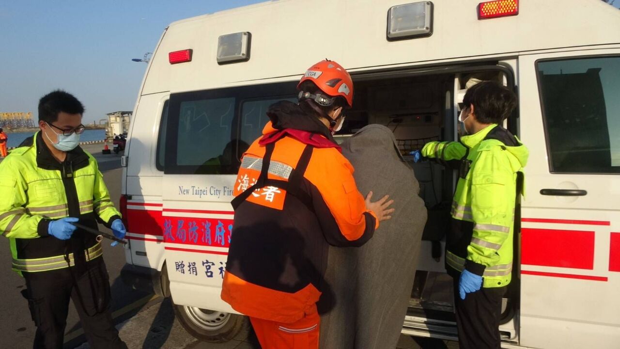 獅子山貨輪台北港外起火 海巡馳援救起12名船員