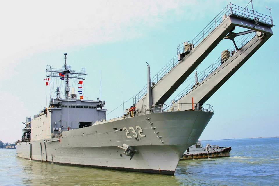 海軍中和軍艦竹圍現蹤 嚴守「紅色沙灘」