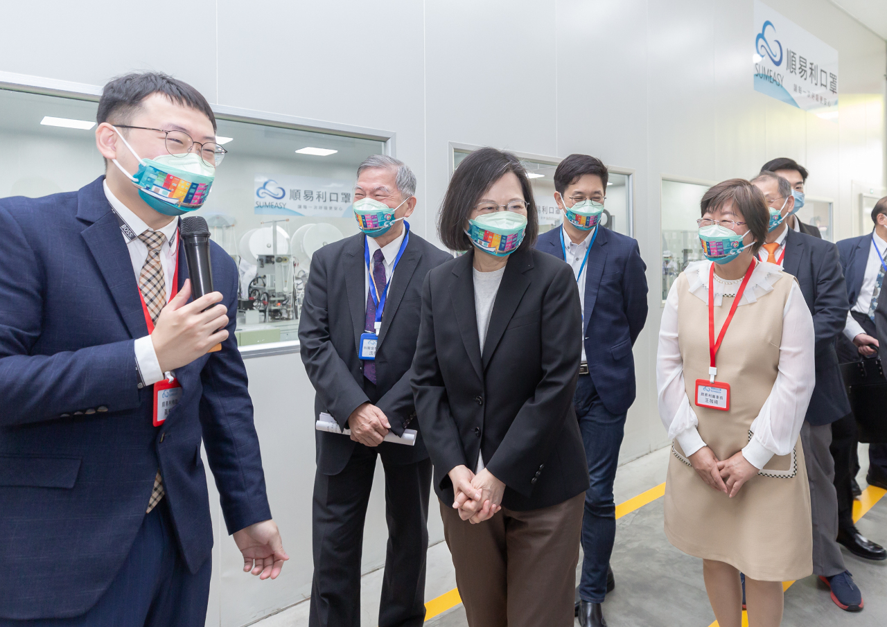 參訪口罩國家隊 總統：不會讓企業孤單 將助升級轉型