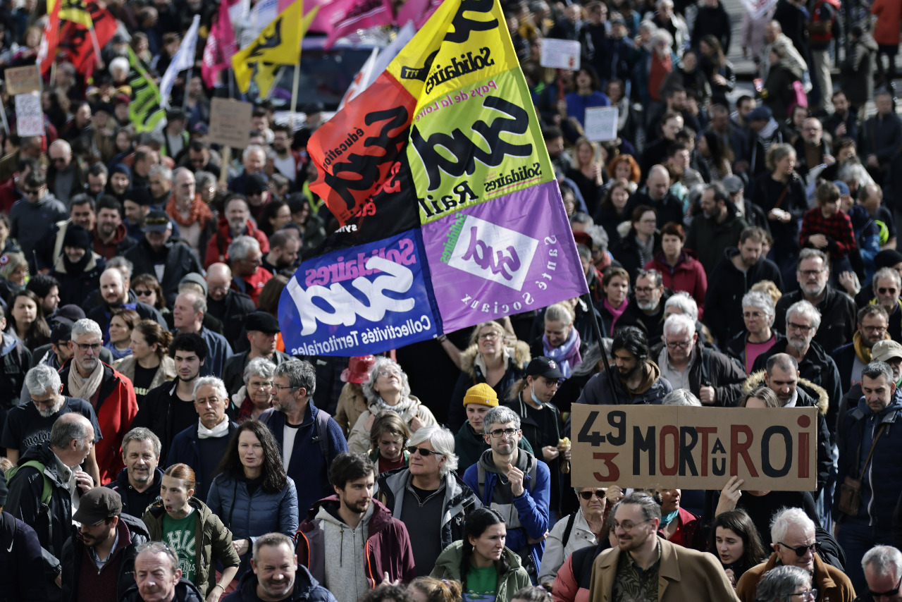 法國反年改抗議擴大 英王查爾斯訪問延期