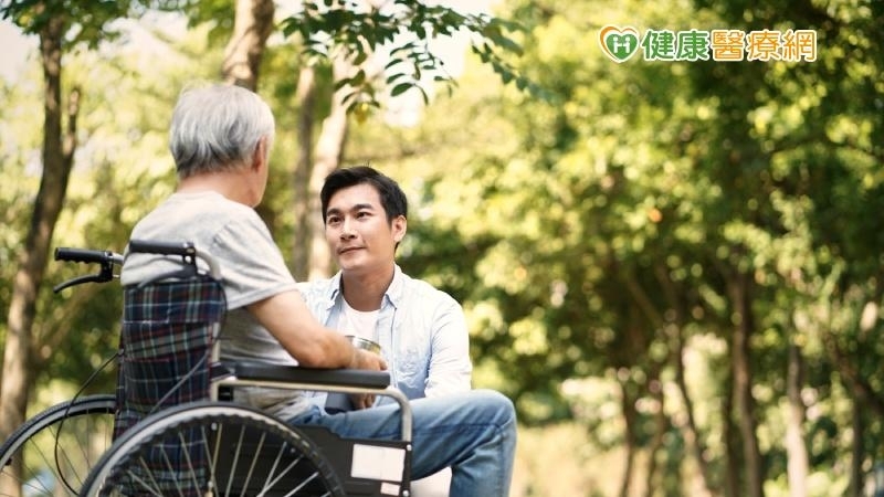 【失能照護】如何照顧殘疾家人？請看護還是送安養中心