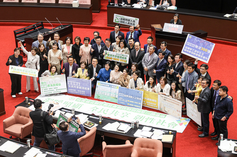 邊審議邊用餐 游錫堃盼疫後特別預算振興經濟