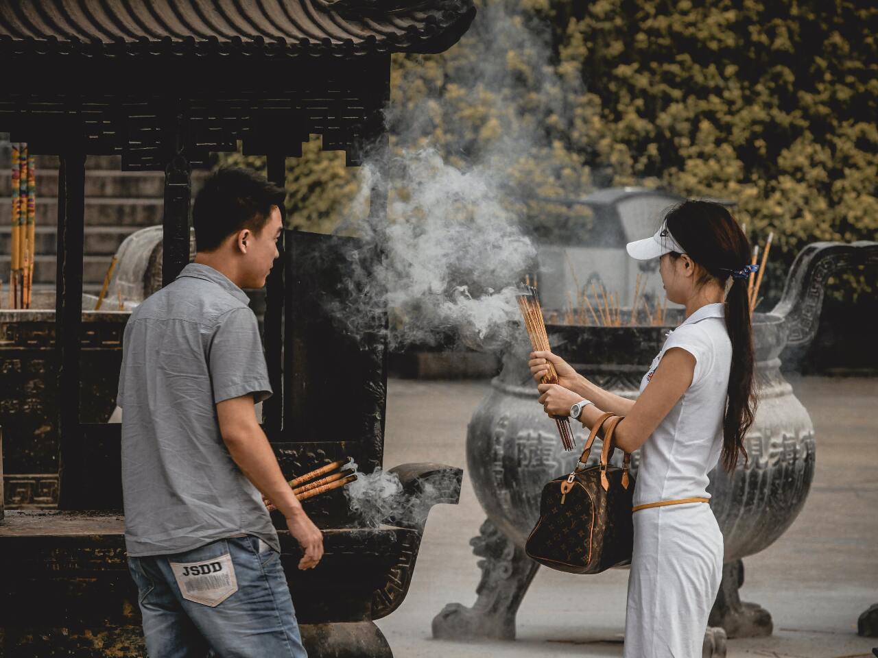 中國年輕人愛上香不上進？上不了岸的新選擇