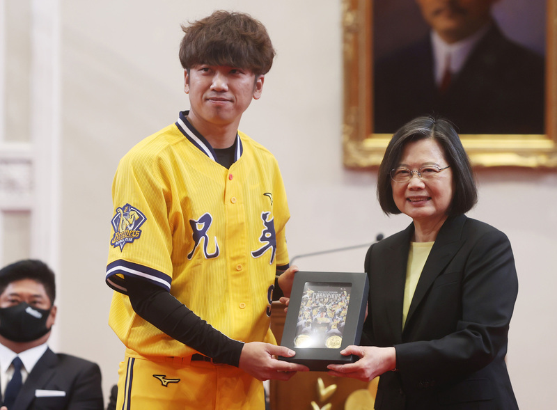 接見兄弟象 蔡英文祝賀 賴清德替吳哲源爭加薪