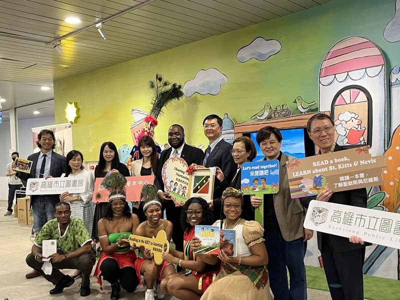與台建交40週年 聖克里斯多福贈高市圖6本英文書