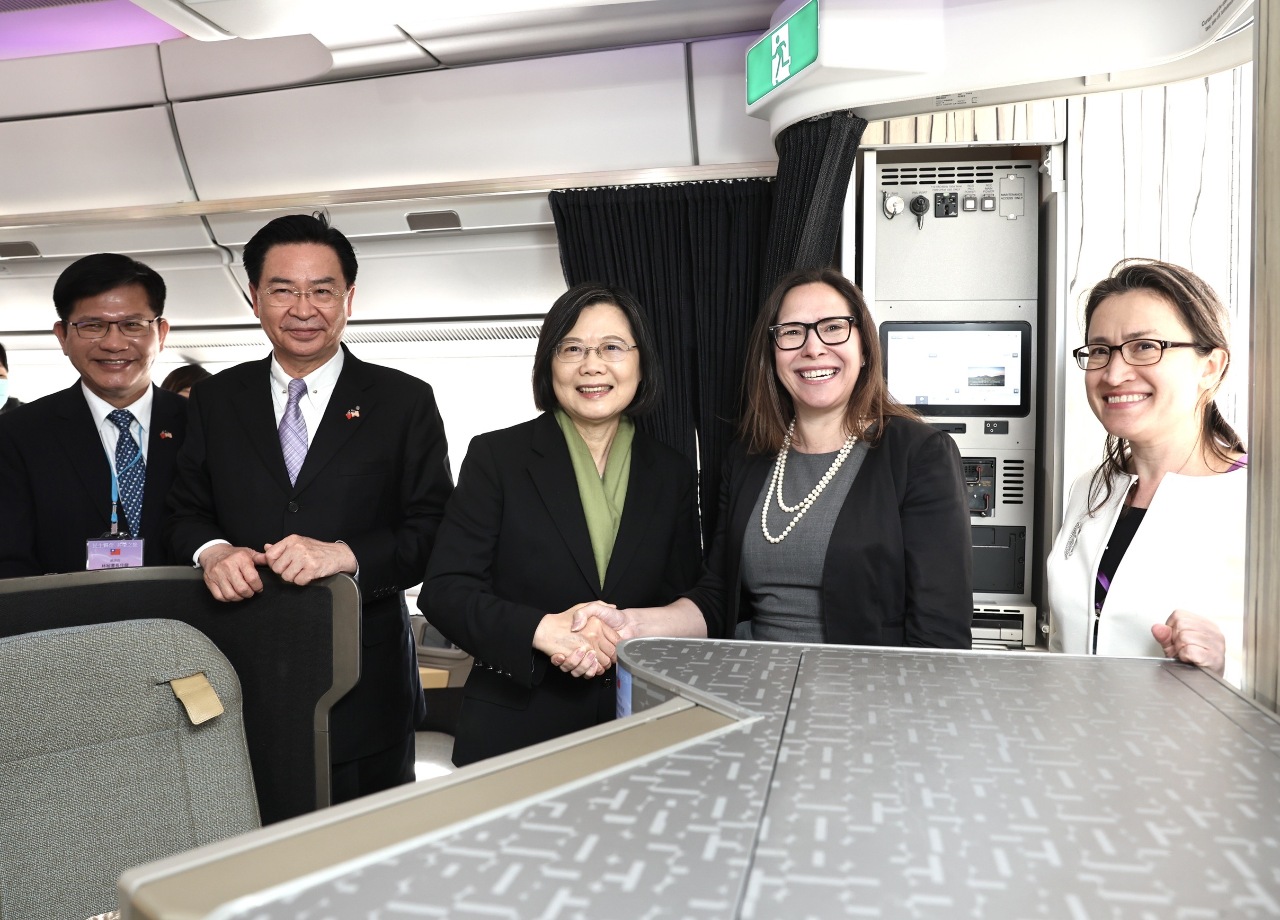 蔡總統出訪／蔡總統抵紐約  AIT主席羅森柏格接機