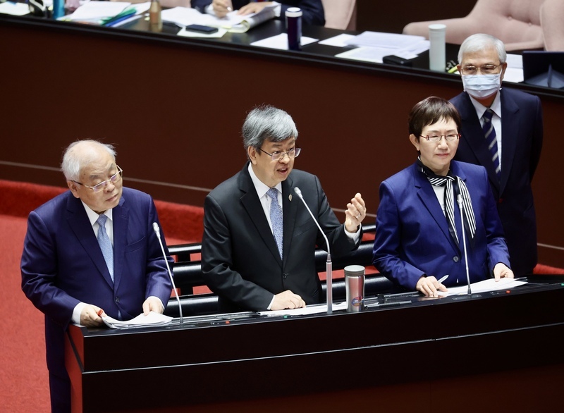 立委關切疫後經濟 陳建仁：今年經濟成長率可望保2
