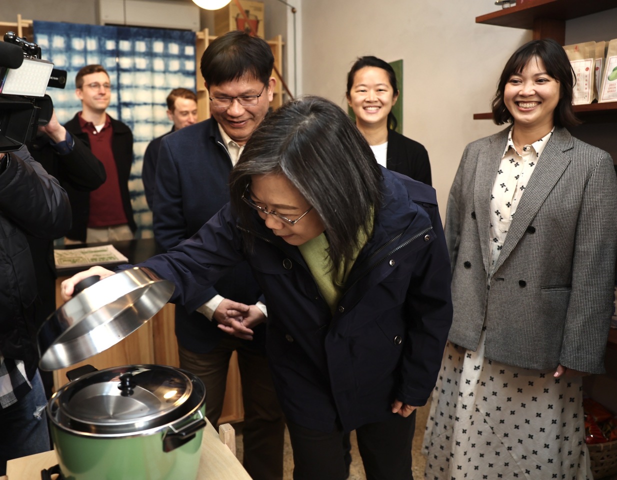 蔡總統出訪／過境紐約 總統參訪「台風」柑仔店、大啖飯糰蘿蔔糕