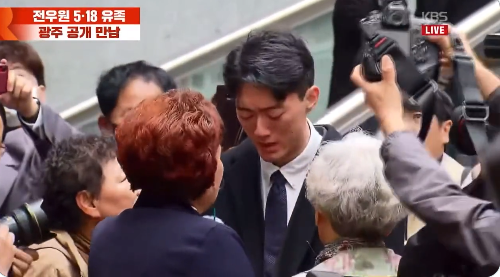 全斗煥孫稱爺爺是「屠殺禍首」 向光州遺族下跪致歉(影)