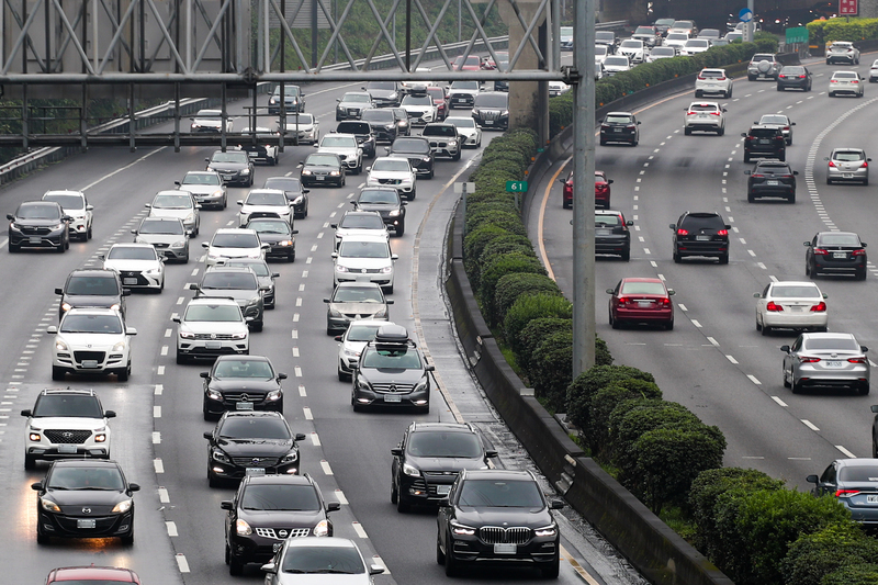 清明連假首日國道南下一早大塞 多處車速不到20公里