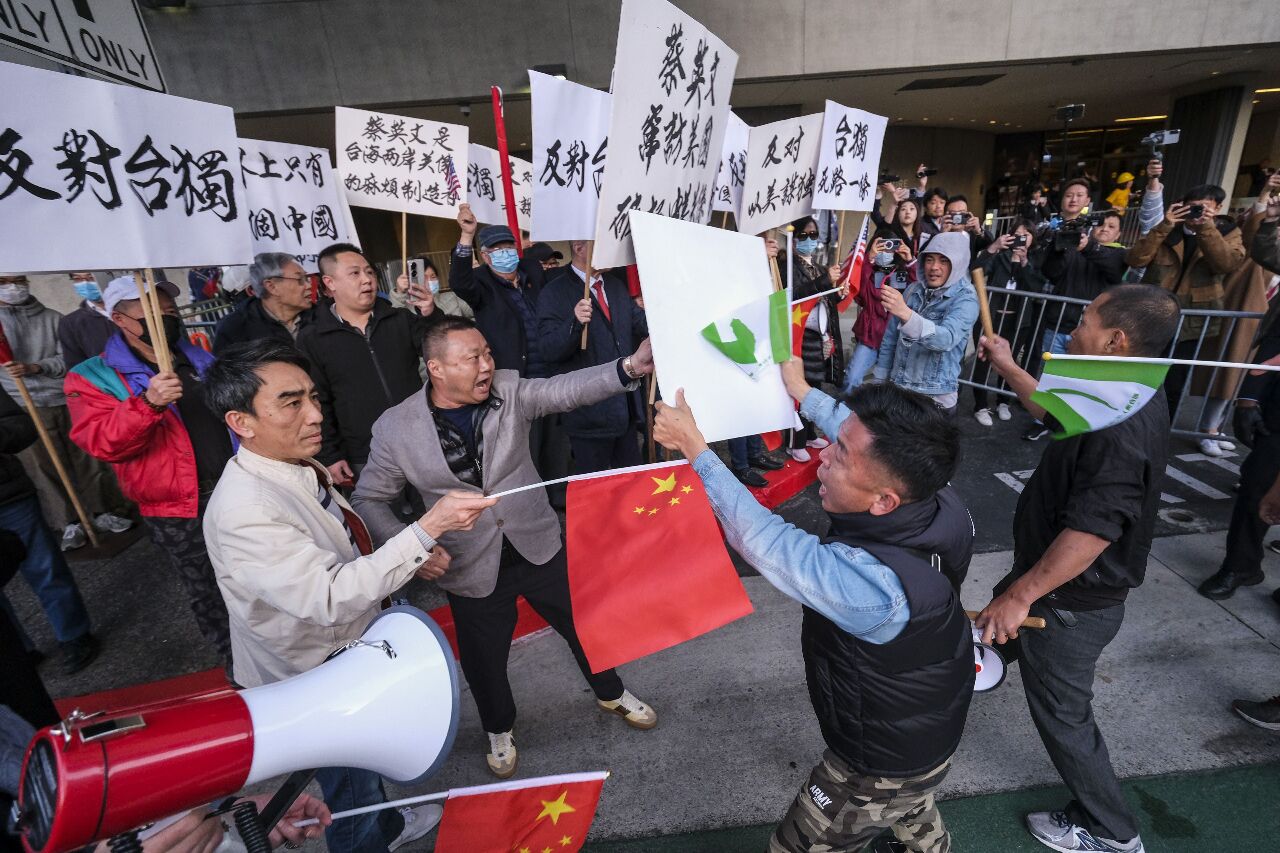 蔡麥會／支持者與反對者對峙  一度暴力衝突
