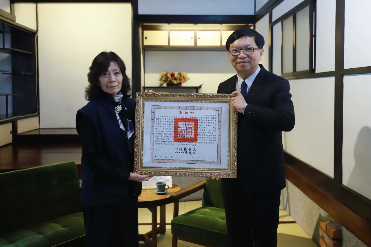 作家華嚴辭世&nbsp;文化部代表頒贈總統褒揚令
