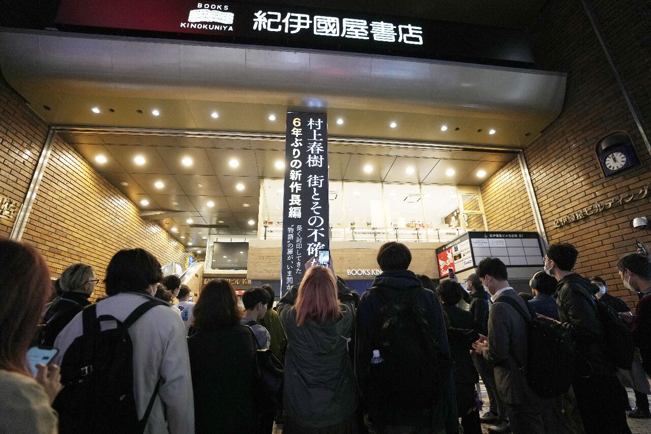 村上春樹新作今開賣 讀者午夜爭搶頭香