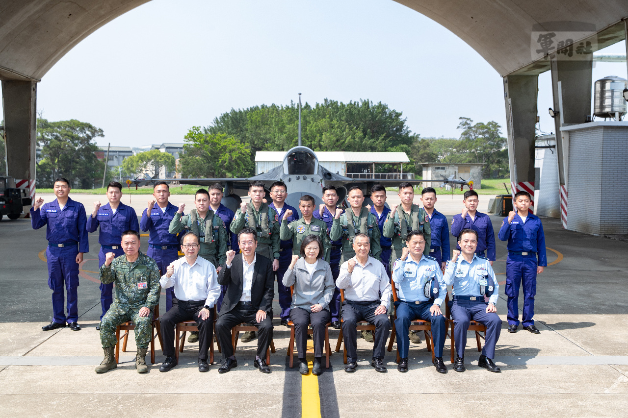 視導空軍第三聯隊 總統：將續提升軟硬體設施及人員訓練