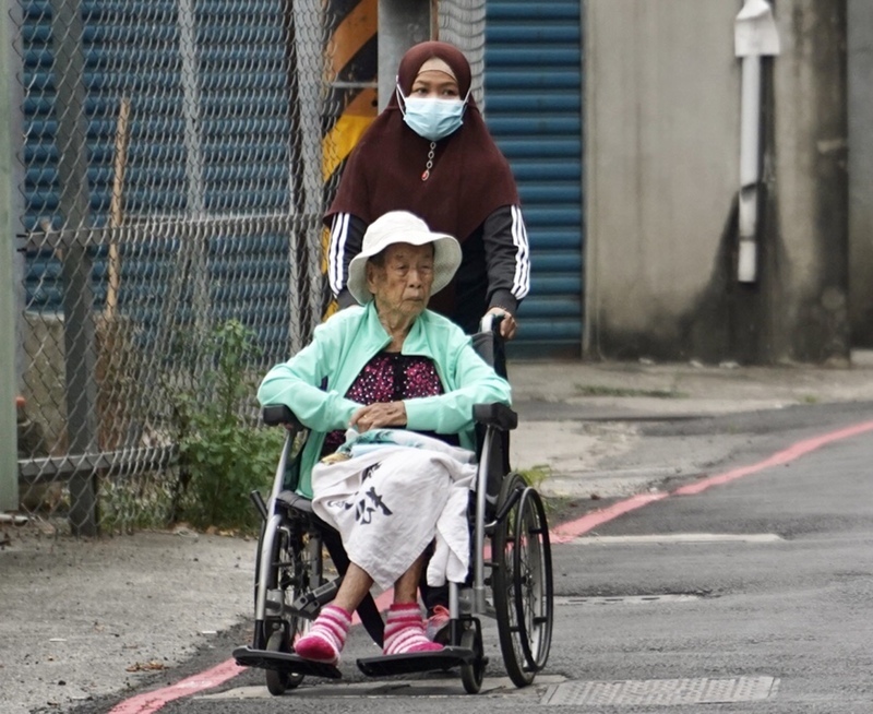 外籍看護多元認定恐變多錢認定？勞動部：續擴大免評