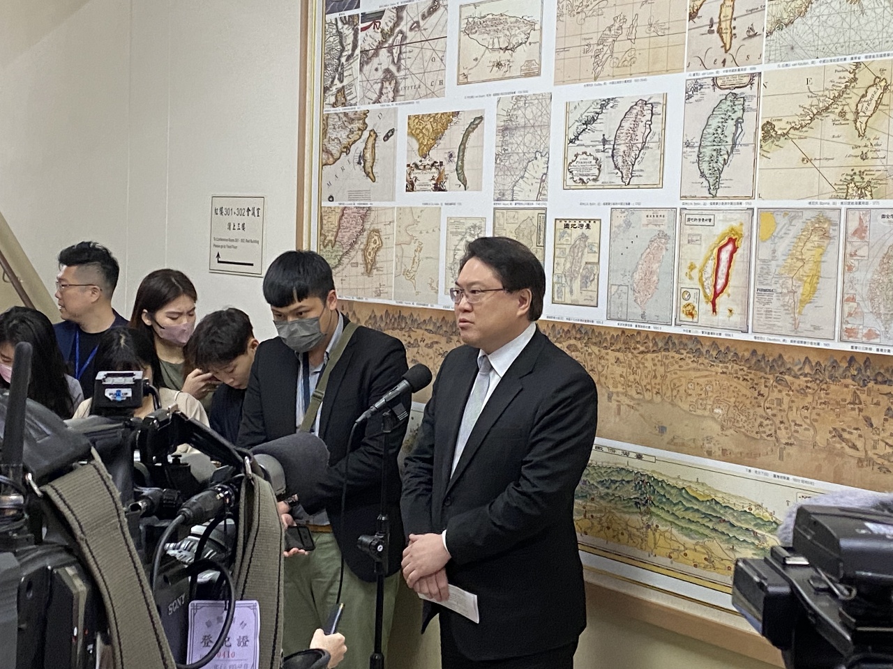 以颱風喻治安 林右昌：侯是否趕回國是觀感問題
