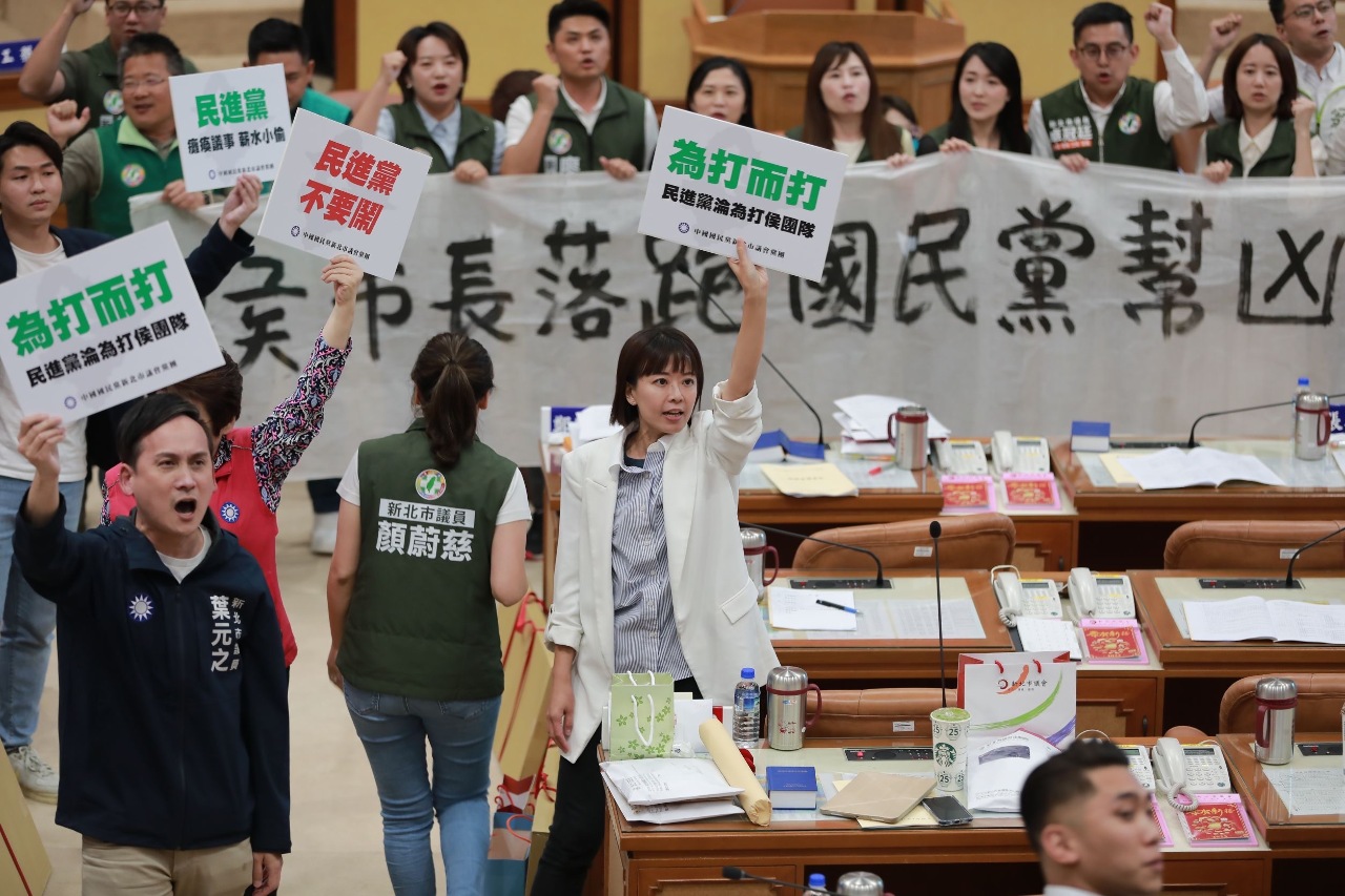新北市議會藍綠甲動 藍挾人數優勢通過侯友宜市政總質詢提前至4/27