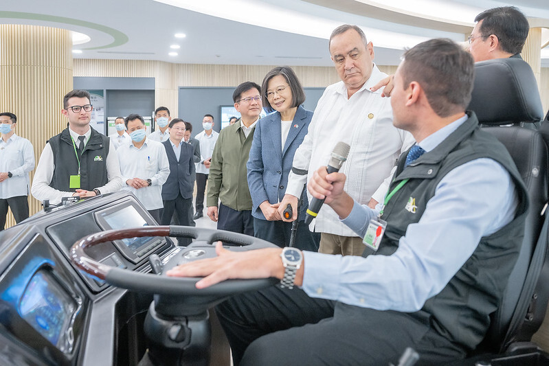 陪同賈麥岱參訪電動車產業 總統：樂意分享技術 盼打開國際市場