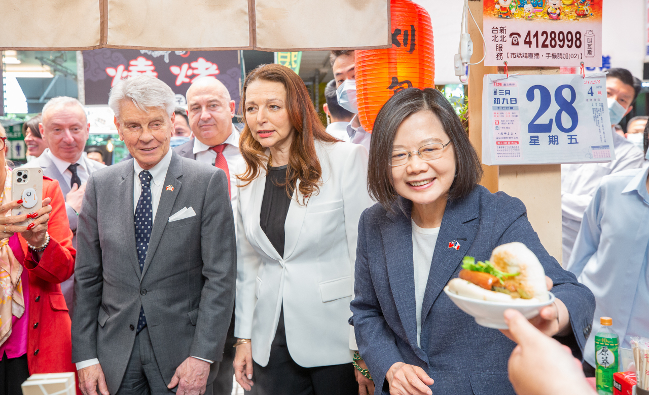 總統陪同法參院訪團品嘗台灣小吃 親自介紹刈包、滷肉飯