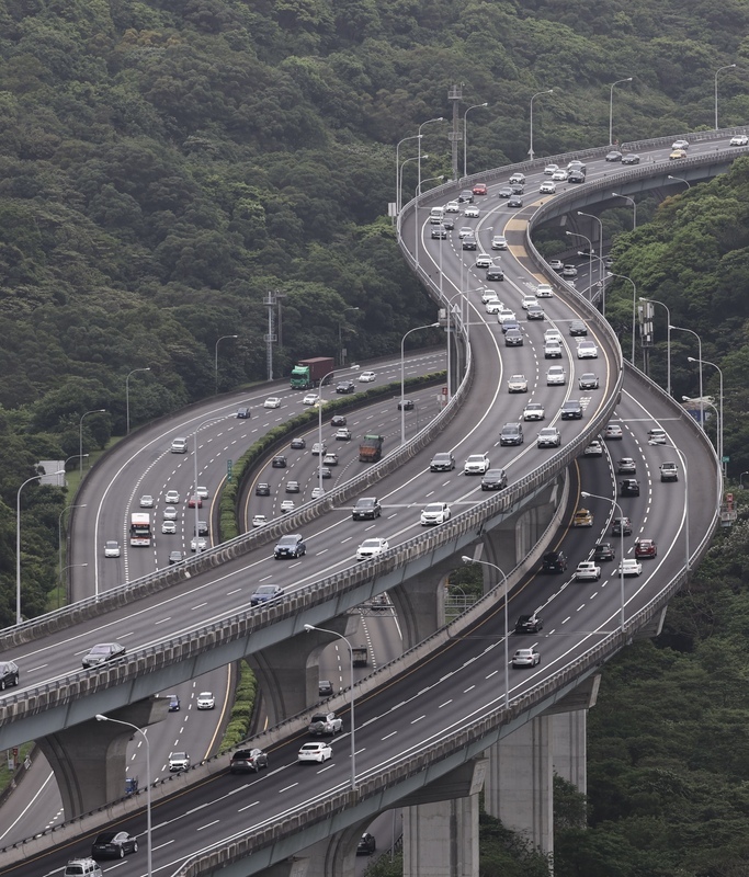 出遊車潮湧現 國5石碇坪林段時速不到40公里