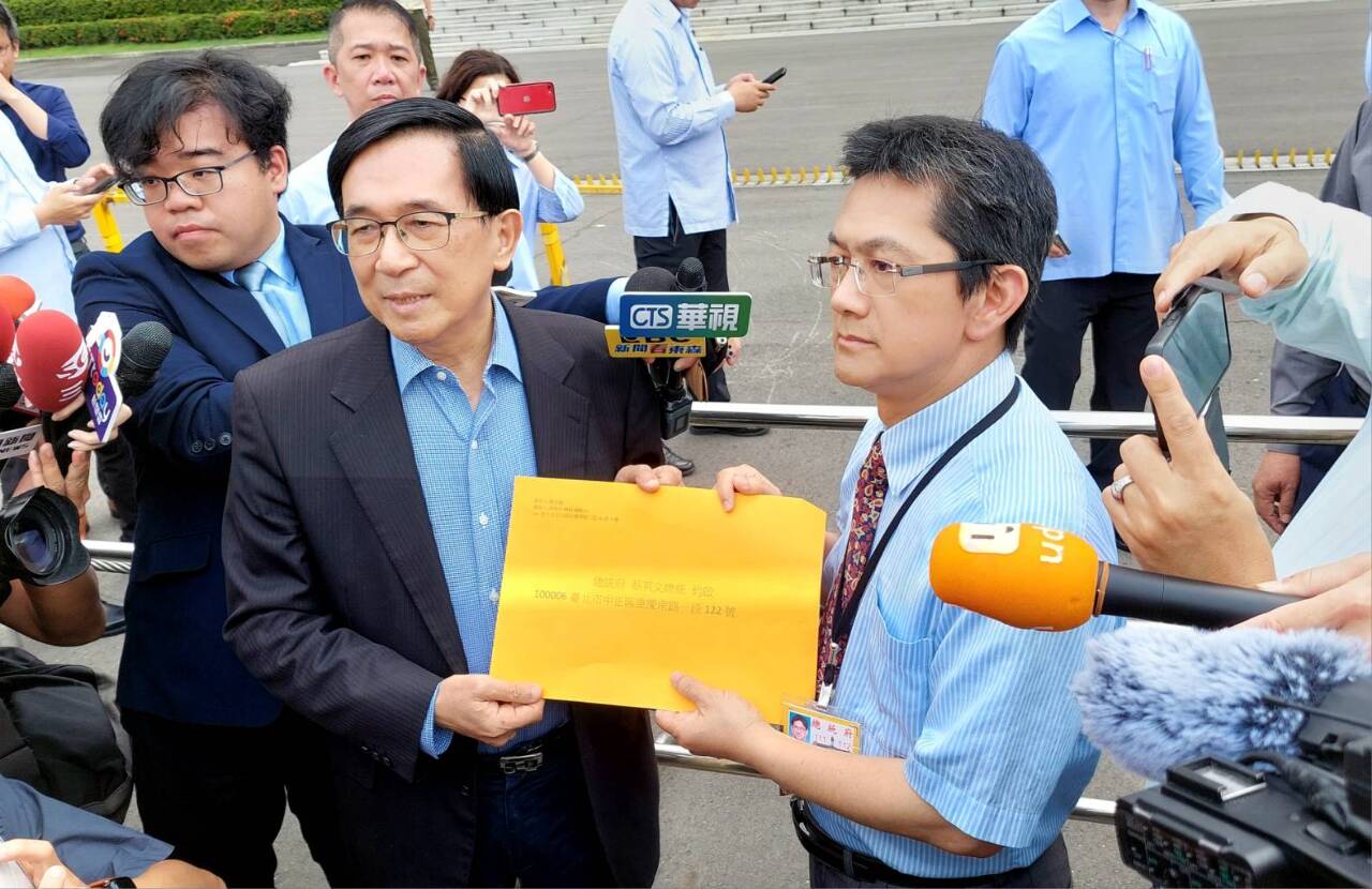 洗錢罪遭褫奪參政權 陳水扁赴總統府請願 質疑違憲