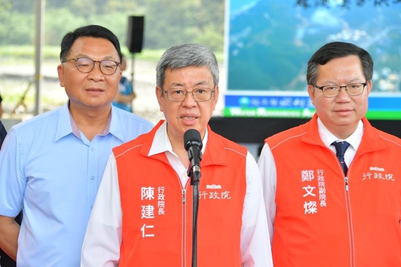 議員控綠營高層與詐騙嫌犯合影 陳建仁：影射無助打詐