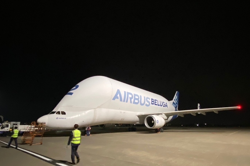 空巴大白鯨首度現身桃機 航空迷爭睹風采
