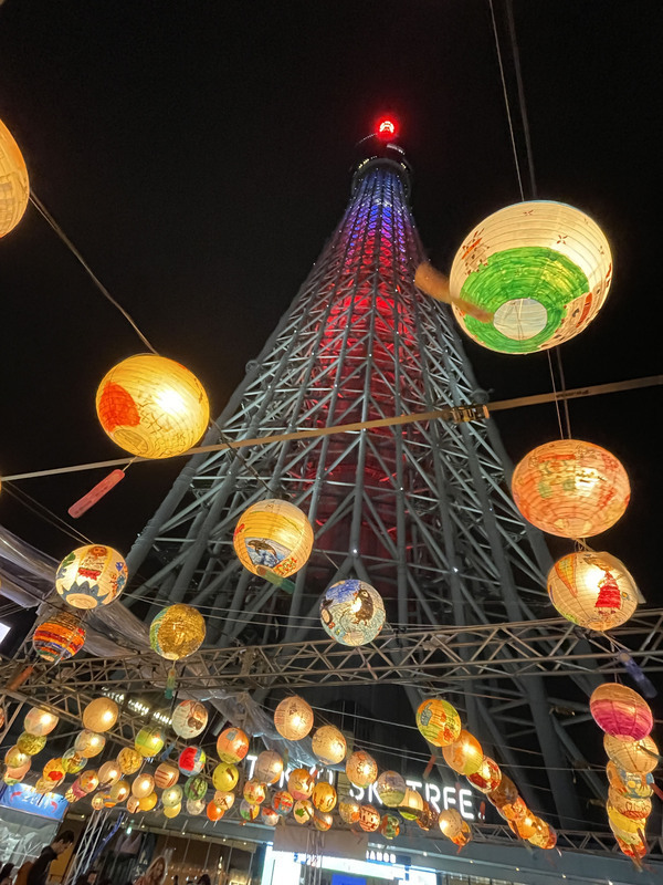 東京晴空塔首亮國旗色光雕 台灣美食人潮多