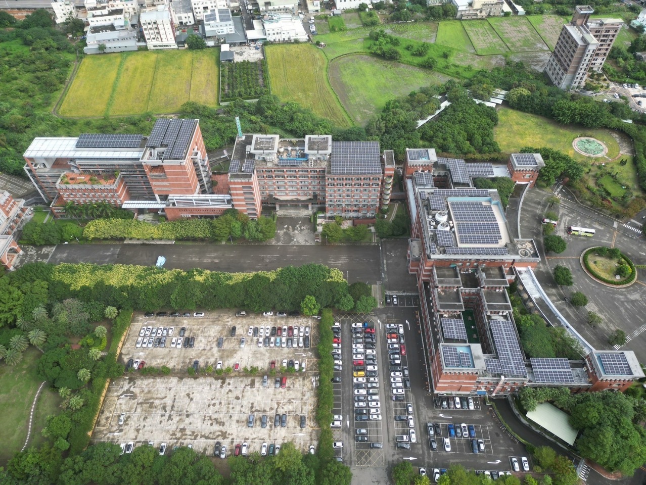 開南大學屋頂太陽能設備啟用 20年發電可達1280萬度