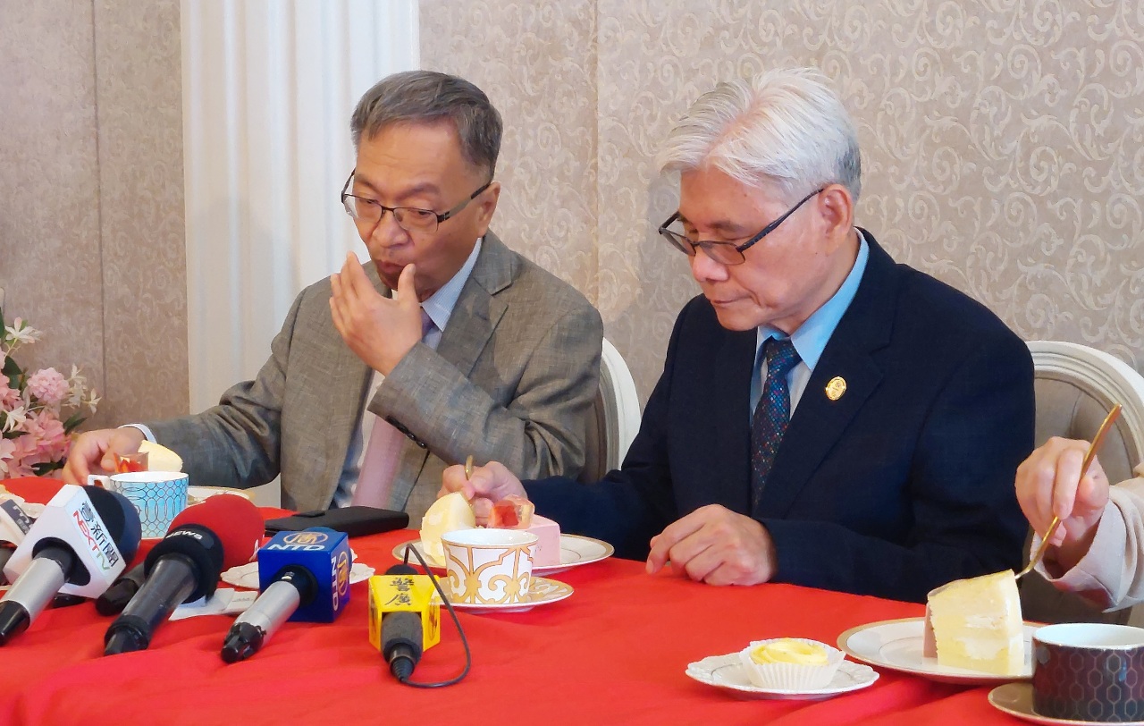 薛瑞元吃莓果蛋糕 盼重拾食安信心