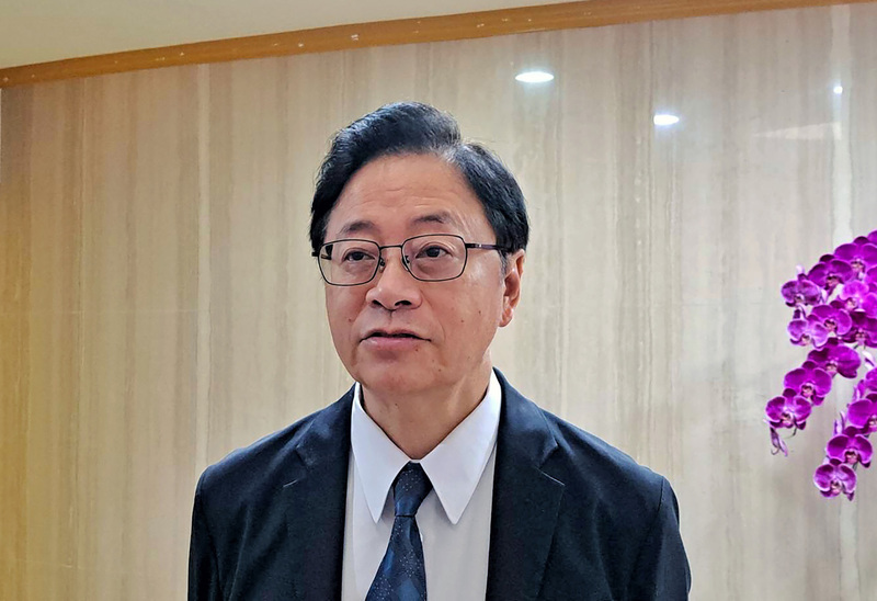 張善政遭控禮遇為子送機 航警局：1號門非禮遇通關